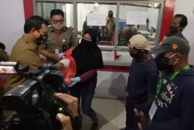 					Pj Walikota Serahkan 2.000 Sembako ke Juru Parkir
