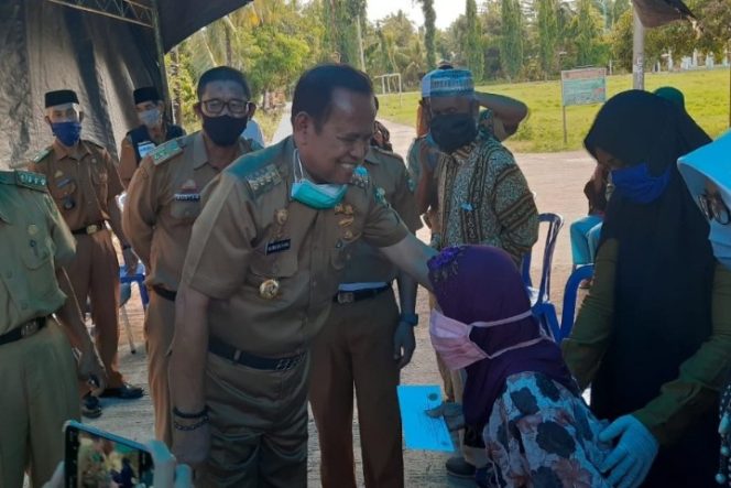 					Bupati Luwu Serahkan BLT di Desa Buntu Barana Bersama Kepala Dinas PMD