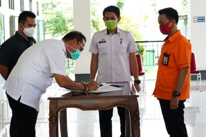 					Penyumbang Pajak Tercepat dan Terbanyak, Bupati Luwu Beri Penghargaan ke Camat Larompong Selatan