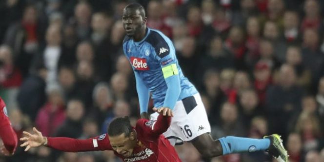 					Defender Napoli Kalidou Koulibaly berduel udara dengan bek Liverpool, Virgil Van Dijk. (AP Photo)