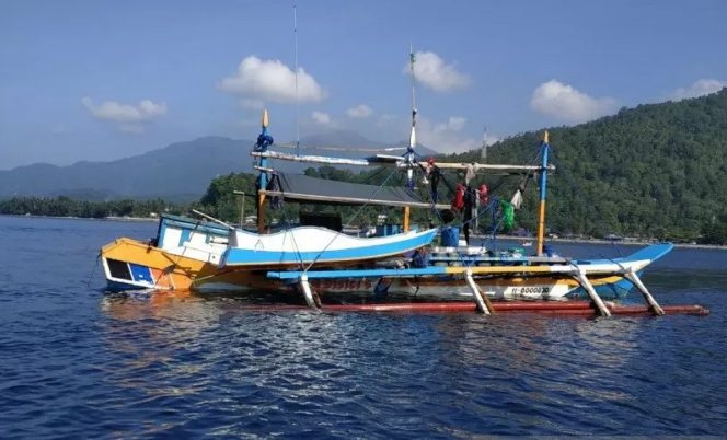 					Kapal ikan Filipina yang ditangkap petugas KKP di Laut Sulawesi, perairan Republik Indonesia, Sabtu (16/11/2019). ANTARA/HO KKP/am.