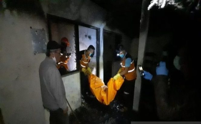 					Petugas SAR dan kepolisian saat mengevakuasi jasad korban meninggal di Dukuh Manukan RT 08/ 03, Desa Bangak Kecamatan Banyudono, Sabtu (30/5/2020). (ANTARA/HO Humas Polres Boyolali)
