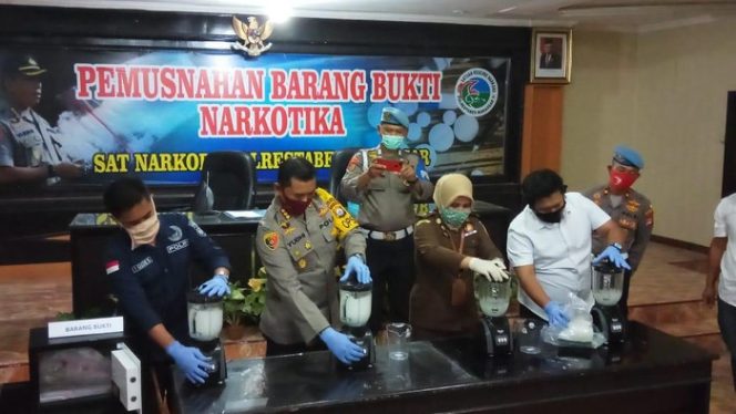 					Polrestabes Makassar, Sulsel, memusnahkan 1,7 kilogram sabu hasil operasi Maret 2020. (Foto: Istimewa).