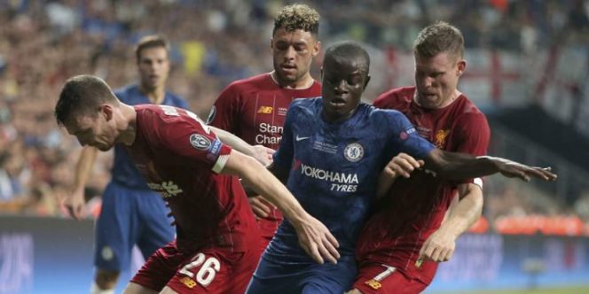 					N'Golo Kante mendapat pengawalan ketat dari pemain Liverpool pada laga UEFA Super Cup 2019, Kamis (15/8/2019) dini hari WIB di Vodafone Park. (AP Photo)