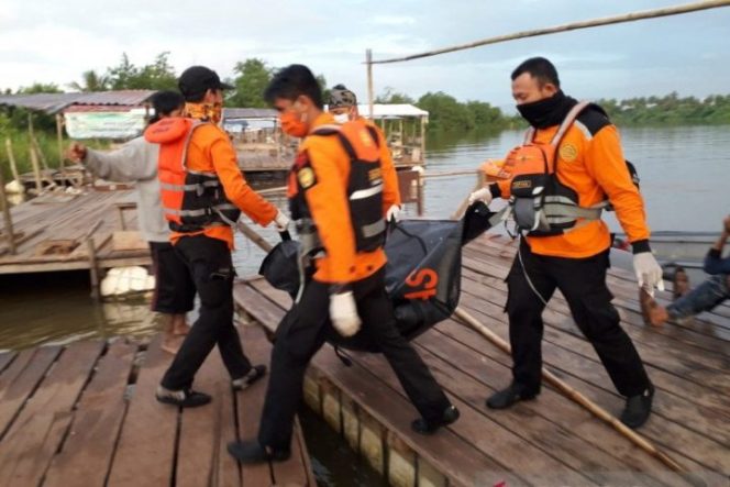 					Tim rescue Basarnas Kendari mengevakuasi bocah korban tenggelam di Sungai Pohara, Kabupaten Konawe. ANTARA/Sarjono