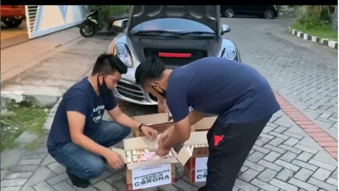 					Foto: donasi bagi mi instan isi uang. (dok.Tomliwafa)