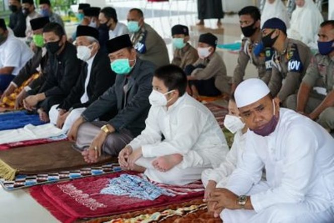 					Bersama Keluarga, Bupati Luwu Shalat Ied 1441 H di Rumah Jabatannya