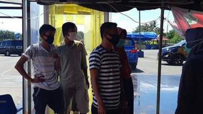 					Wakil Bupati Bantaeng, H. Sahabuddin melakukan peninjauan ke pos terpadu gugus tugas pencegahan virus Corona (COVID-19) di perbatasan Bantaeng - Jeneponto, tepatnya di Desa Bonto Jai, Kecamatan Bissappu, Kamis (28/5/2020) (DISKOMINFO BANTAENG)