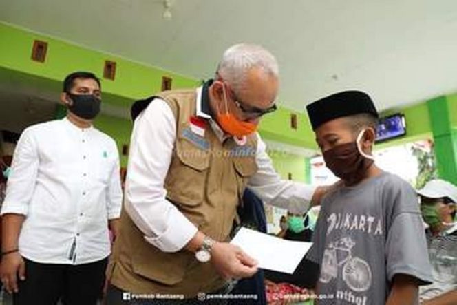 					Wakil Bupati Bantaeng, H. Sahabuddin pada hari ini menyerahkan Bantuan Langsung Tunai Dana Desa (BLT-DD) Tahap I tahun anggaran 2020 di dua Desa secara berturut-turut, yakni Desa Pattalassang dan Desa Pattaneteang, yang keduanya terletak di Kecamatan Tompobulu, Bantaeng, Jumat (22/5/2020) (DISKOMINFO BANTAENG)
