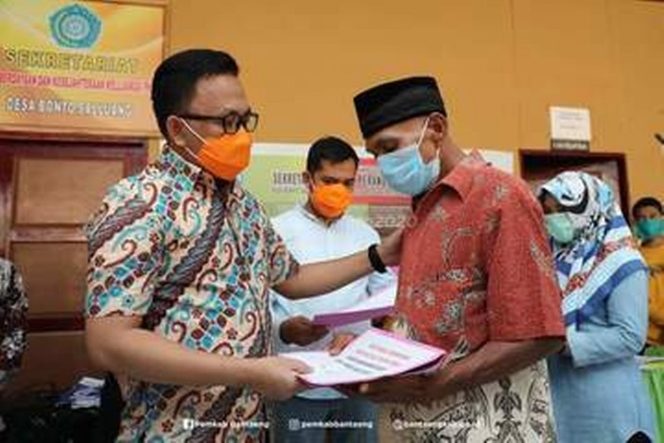 					Bupati Bantaeng, H. Ilham Azikin masih menyempatkan waktu untuk menyerahkan Bantuan Langsung Tunai Dana Desa (BLT-DD) tahun anggaran 2020 di Desa Bonto Salluang, Kecamatan Bissappu, Sabtu (23/5/2020) (DISKOMINFO BANTAENG)