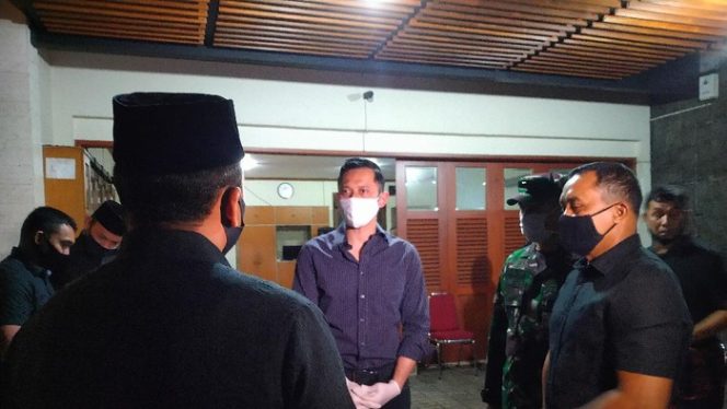 					Ketum Partai Demokrat Agus Harimurti Yudhoyono (AHY) berada di rumah duka almarhum mantan Kasad Pramono Edhie. (Sachril Agustin Berutu/detikcom)