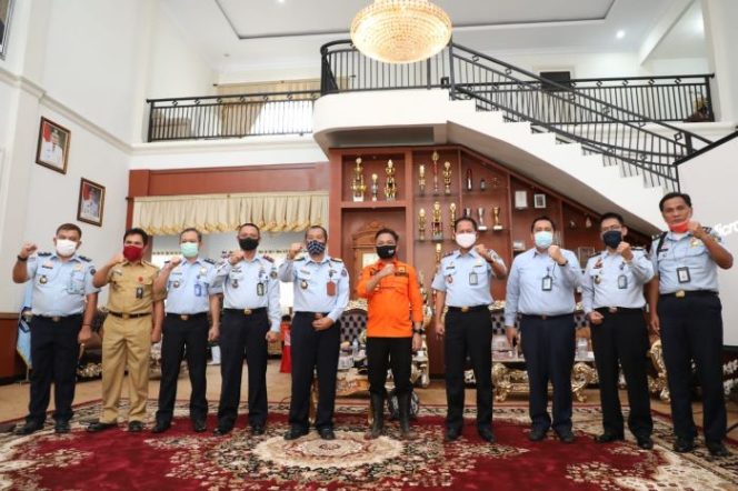 					Bupati Bantaeng, Ilham Azikin (baju orange) bersama petugas keimigrasian.