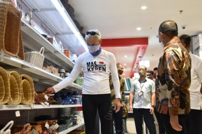 					KUNJUNGAN: Gubernur Jawa Tengah Ganjar Pranowo memantau salah satu mal penyedia peralatan rumah tangga di Jalan Pemuda Kota Semarang, Rabu (24/6/2020) pagi.