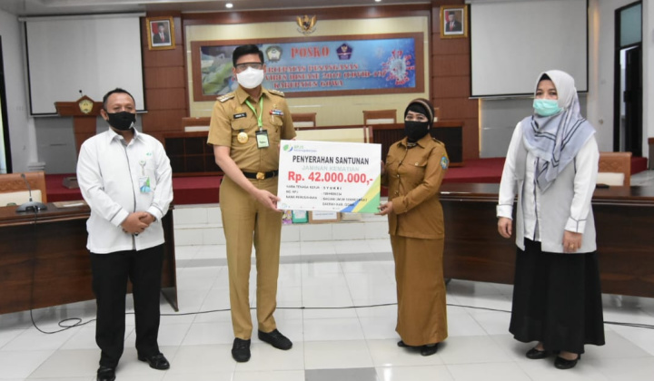 Bupati Gowa, Adnan Purichta Ichsan menyerahkan santunan kematian dari BP-Jamsostek kepada Ahli Waris. (Foto: berita.news/Putri).