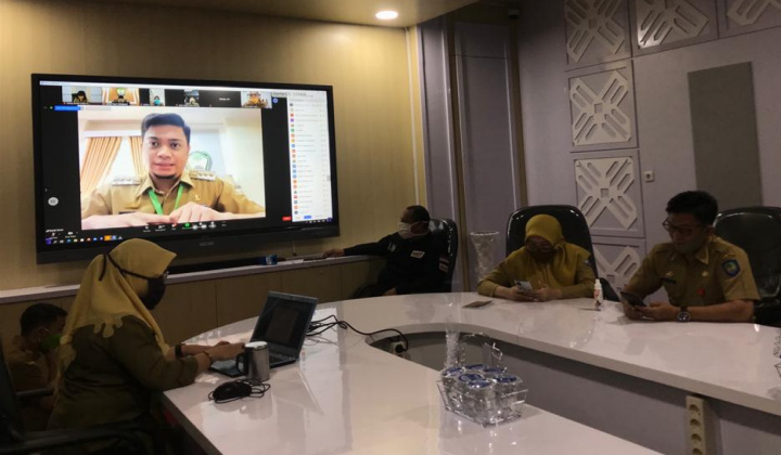 Bupati Gowa Adnan saat melakukan coffee morning melalui telekonferensi. (Foto: berita.news/Putri).