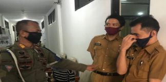 Satpol PP Kabupaten Gowa saat melakukan sidak wajib masker bagi seluruh ASN. (Foto: berita.news/Putri).