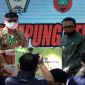 Penyerahan ambulance dari Gubernur Sulsel, Nurdin Abdullah kepada Bupati Gowa, Adnan Purichta Ichsan. (Foto: berita.news/Putri).
