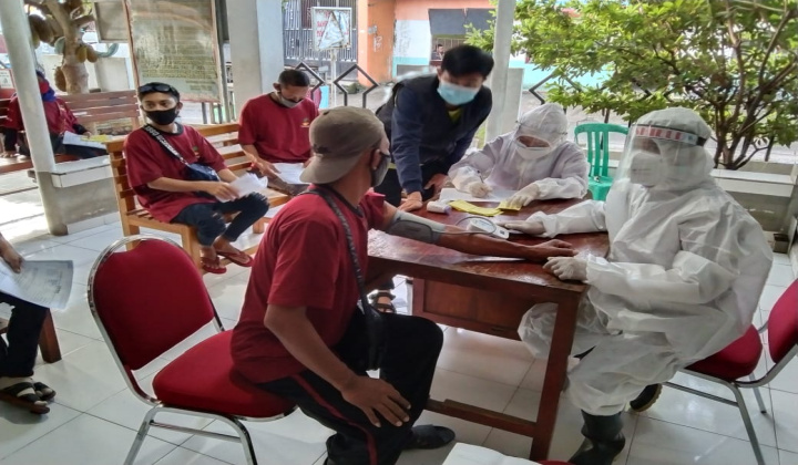 14 TKIB asal Gowa saat menjalani rapid test sebelum kembali ke daerah masing-masing. (Foto: berita.news/Putri).