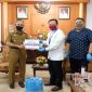 Muchlis menerima bantuan paket sembako dari Kantor Cabang Pembantu (KCP) Bank Muamalat Kabupaten Gowa. (Foto: berita.news/Putri).