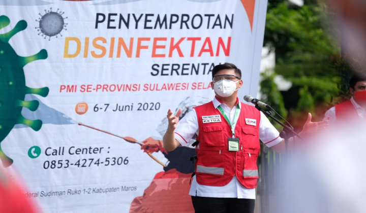 Ketua PMI Sulsel, Adnan Purichta Ichsan saat melepas armada penyemprotan disinfektan massal untuk wilayah Kabupaten Maros. (Foto: ist).