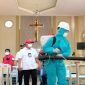 Penyemprotan disinfektan di salah satu gereja di Kabupaten Gowa. (Foto: berita.news/putri).