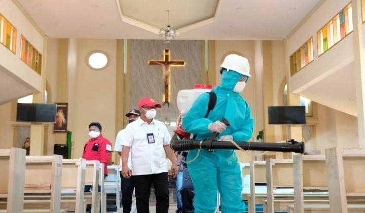 Penyemprotan disinfektan di salah satu gereja di Kabupaten Gowa. (Foto: berita.news/putri).