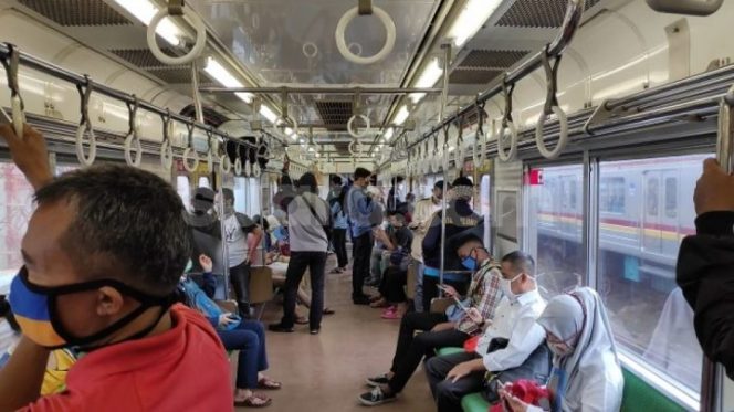 					Selain memakai masker, para penumpang KRL sekarang wajib berbaju lengan panjang. (net)
