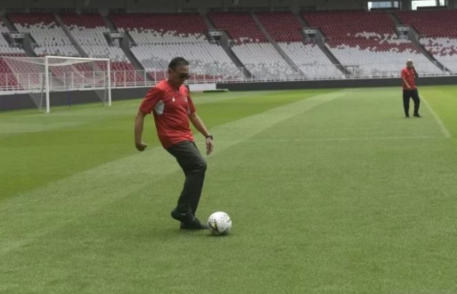 					Ketua Umum Persatuan Sepak Bola Seluruh Indonesia (PSSI) Mochamad Iriawan menendang bola di sela peninjauan Stadion Utama Gelora Bung Karno (SUGBK) di Senayan, Jakarta, Jumat (6/3/2020). Peninjauan tersebut guna memastikan kelayakan SUGBK sebagai salah satu venue yang diajukan untuk menggelar pertandingan Piala Dunia U-20 tahun 2021 mendatang. ANTARA FOTO/Puspa Perwitasari/wsj (ANTARA FOTO/PUSPA PERWITASARI)
