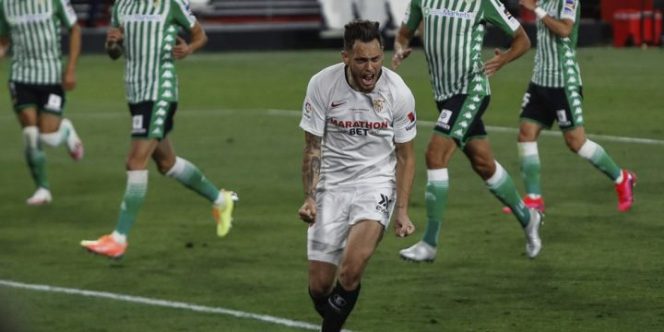 					Bomber Sevilla, Lucas Ocampos, usai mencetak gol ke gawang Real Betis (12/6/2020). (AP Photo)