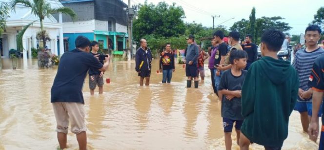 					Bupati Luwu Basmin Mattayang turun langsung meninjau lokasi banjir, Sabtu (6/6/2020).