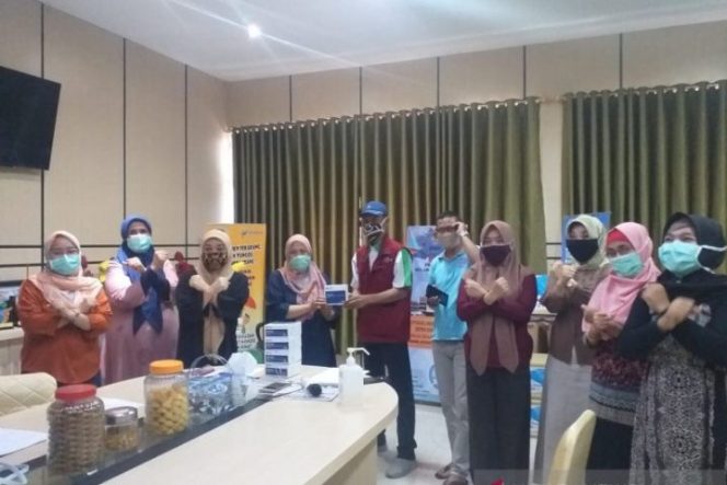 					Kepala Dinas Kesehatan (Dinkes) Sulteng selaku Wakil Sekretaris Gugus Tugas COVID-19 Provinsi Sulteng, dr.Reny Lamadjido (ke empat dari kanan) menyerahkan alat rapid test kepada Pemkot Palu yang diterima Juru Bicara Penanganan COVID-19 Kota Palu, dr. Rahmat (ke lima dari kanan) di Posko Gugus Tugas COVID-19 Provinsi Sulteng di Palu, Senin (1/6). (ANTARA/HO-Humas Pemprov Sulteng)