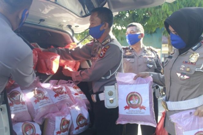 					Jelang Hari Bhayangkara, Satlantas Polres Pinrang bagi Paket Sembako ke Masyarakat