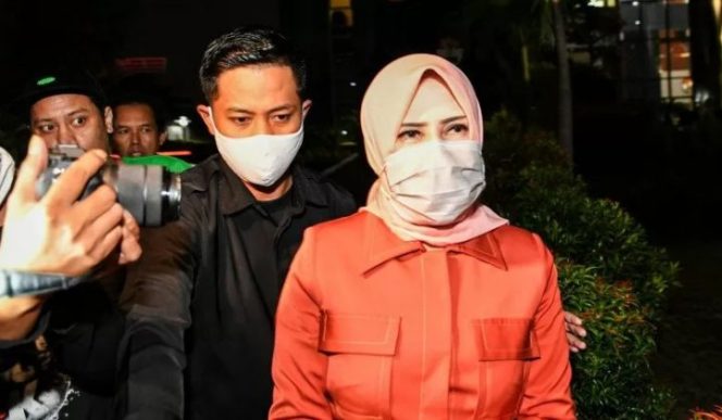 					Istri mantan Sekretaris Mahkamah Agung (MA) Nurhadi, Tin Zuraida (kanan) berjalan meninggalkan ruangan usai menjalani pemeriksaan di gedung KPK, Jakarta, Senin (22/6/2020). Tin Zuraida diperiksa KPK sebagai saksi untuk tersangka Direktur Multicon Indrajaya Terminal (MIT), Hiendra Soenjoto dalam kasus dugaan suap gratifikasi pengurusan perkara di MA Tahun 2011-2016. ANTARA FOTO/M Risyal Hidayat/aww.