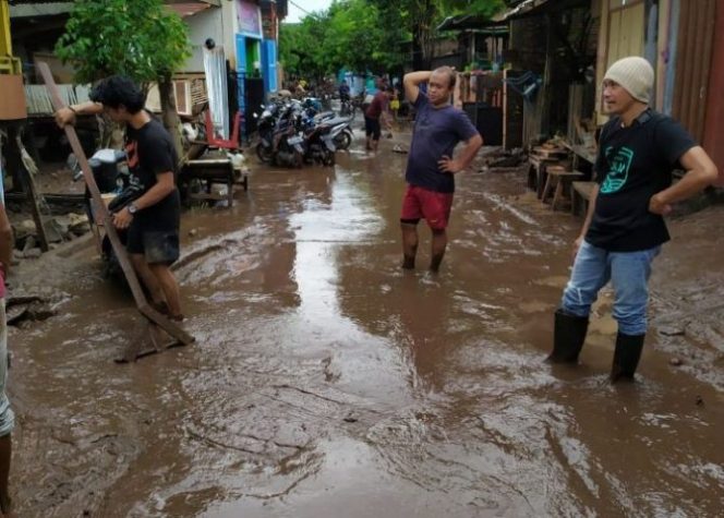 					Situasi jalanan yang dipenuhi dengan lumpur pasca banjir bandang di Bantaeng. (BERITA.NEWS/saharuddin)