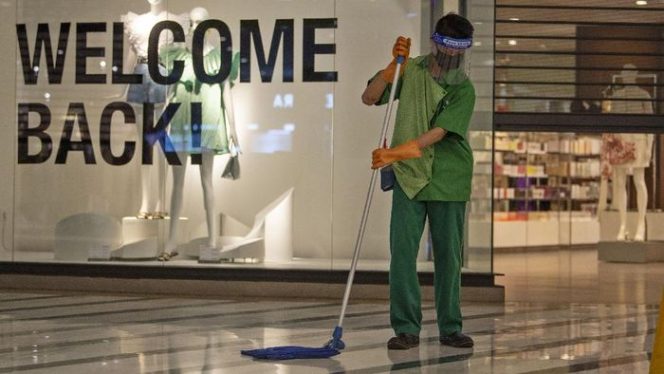 					Petugas bermasker dan berpelindung wajah membersihkan lantai di Mal Central Park, Jakarta, Rabu (3/6/2020). ANTARA FOTO/Aditya Pradana Putra.