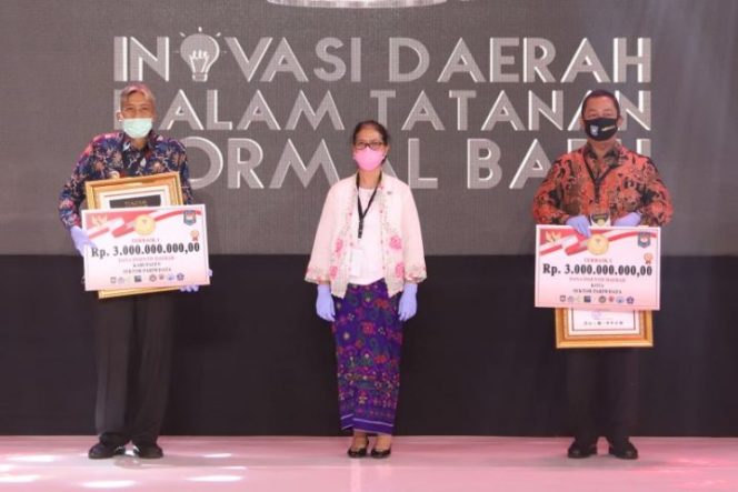 					Walikota Semarang, Hendrar Prihadi, menerima penghargaan dari Pemerintah Pusat di Aula Kemendagri Jakarta, Senin (22/6).
