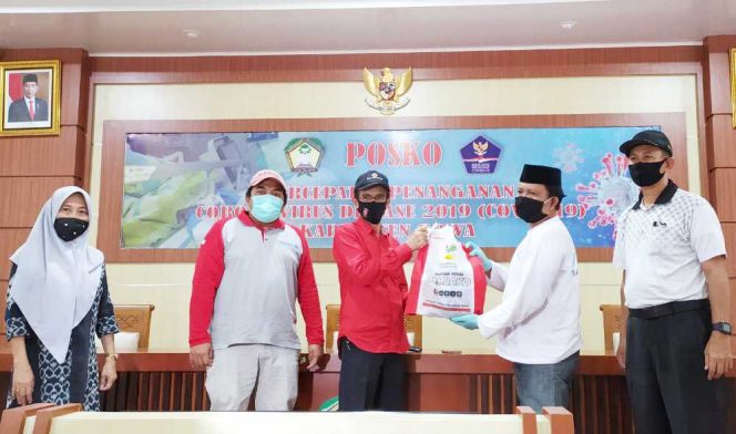 					283 Penyandang Disabilitas di Gowa Terima Bantuan Paket Sembako