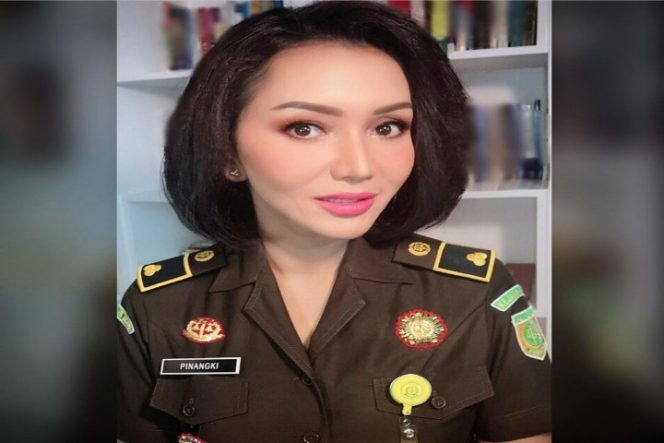 					Jaksa Cantik ini Dicopot karena Berfoto dengan Tjoko Tjandra