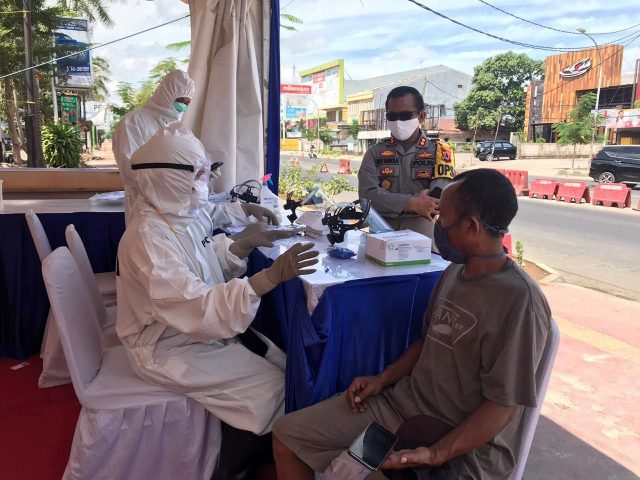 Pelaksanaan rapid tes oleh tim gugus tugas penanganan Covid-19 Kabupaten Gowa di posko perbatasan. (Foto: berita.news/Putri)