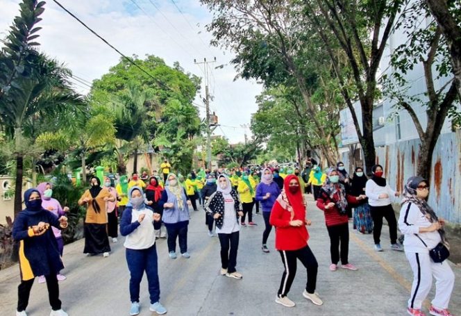 					Ketua TP PKK Makassar Senam Sehat Bersama Nakes Puskesmas