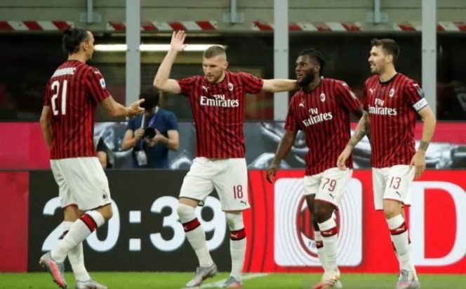 					Dokumentasi - Para pemain AC Milan saat merayakan gol Franck Kessie (tengah) ke gawang Juventus pada pertandingan Liga Italia Seria A di stadion San Siro, Milan, Rabu (8/7/2020). Milan mengalahkan Juventus dengan skor 4-2. ANTARA FOTO/REUTERS/Alessandro Garofalo/pras.