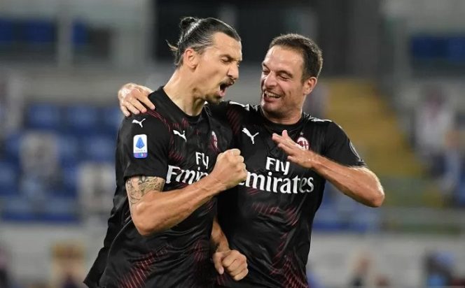 					Pemain AC Milan Zlatan Ibrahimovic (kiri) merayakan gol penalti ke gawang Lazio dalam lanjutan Liga Italia di Stadio Olimpico, Roma, Italia, Sabtu (4/7/2020). ANTARA FOTO/REUTERS/Alberto Lingria/foc.