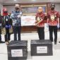Sekretaris Daerah Kabupaten Gowa, H Muchlis menerima sejumlah bantuan Alat Pelindung Diri (APD) dari Bank Negara Indonesia (BNI) Tbk Wilayah Makassar. (Foto: beruta.news/Putri)