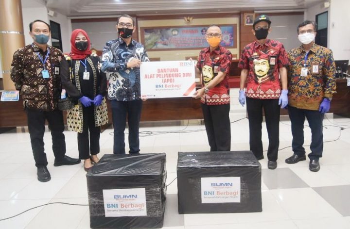 Sekretaris Daerah Kabupaten Gowa, H Muchlis menerima sejumlah bantuan Alat Pelindung Diri (APD) dari Bank Negara Indonesia (BNI) Tbk Wilayah Makassar. (Foto: beruta.news/Putri)