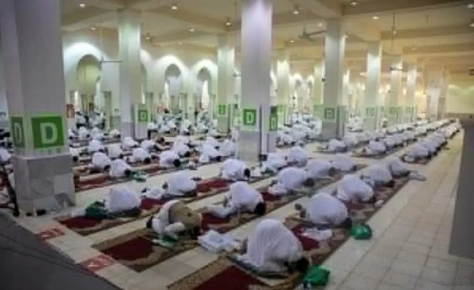 					Jamaah calon haji tetap menjaga jarak sosial di tengah wabah virus corona (COVID-19) saat menunaikan shalat di Masjid Namirah, Arafah, di luar kota Mekkah, Arab Saudi, Kamis (30/7/2020). ANTARA/REUTERS/HO-Saudi Ministry of Media/aa.