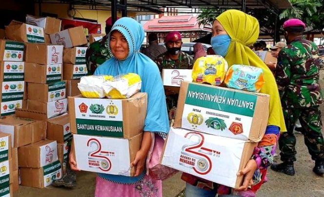 					Suasana pihak Lantamal dan TNI-Polri menyerahkan bantuan logistik pada warga terdampak bencana banjir bandang di Luwu Utara, Sulsel, Minggu (19/7/2020). ANTARA/HO-Dispen Lantamal VI