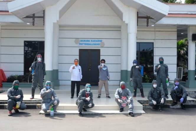 					FTI UMI Serahkan Bantuan dan Lakukan Penyemprotan Disinfektan di Gowa