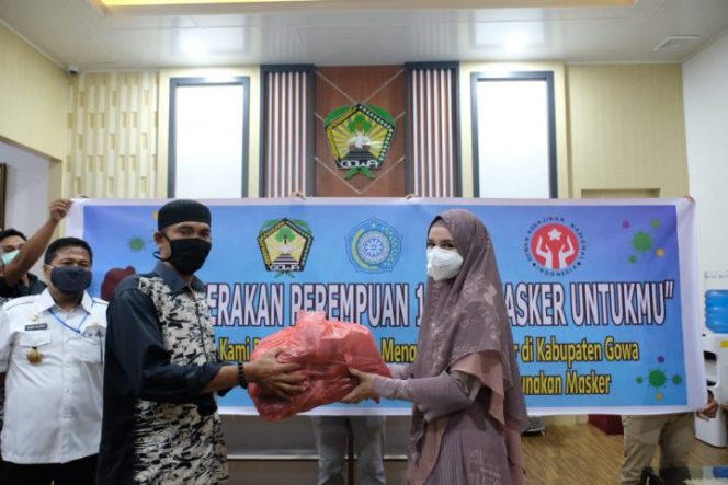 					Ketua TP PKK Gowa Serahkan Bantuan Masker ke Pedagang Pasar