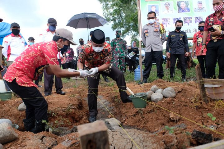 Wakil Bupati Gowa saat melakukan peletakan batu pertama Mapolsek Patallassang. (foto: berita.news/Putri)