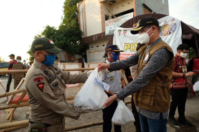 					Pastikan Kesehatan Petugas Tetap Terjaga, Bupati Gowa Keliling Pos Pengamanan Bagikan Vitamin